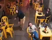 Vídeo: Homem é “atacado” por barata em bar e reaçã