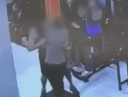 Mulher leva mordida após esbarrar em homem em acad
