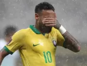 Neymar machuca o pé em treino e vira dúvida para a