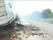 [VÍDEO] Caminhão carregado com papel fica destruíd