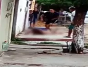 Vídeo: ‘Peladão’ surta e ataca pessoas com facão
