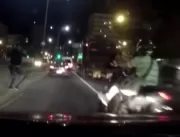 VEJA VÍDEO: Policial mata suspeito de roubar moto 