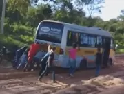 Crianças são flagradas empurrando ônibus antes de 