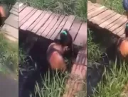 Esposa tenta afogar amante do marido em esgoto apó