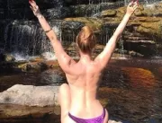 De topless, atriz surpreende e posta foto em cacho