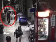 Homem é flagrado em vídeo carregando cabeça decapi