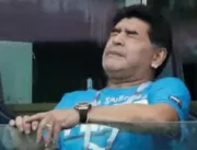 VÍDEO - Maradona sai de estádio carregado nos braç