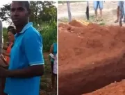 VÍDEO: Jovem cava a própria cova e anuncia o dia d