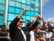 Com gritos de “mito”, Bolsonaro é recebido por mul