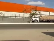 VÍDEO: caminhoneiro coloca portão de supermercado 