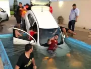 VEJA VÍDEO: Carro cai em piscina durante festa  e 