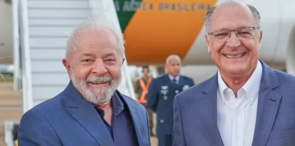 Lula embarca para a Argentina e Alckmin assume pre