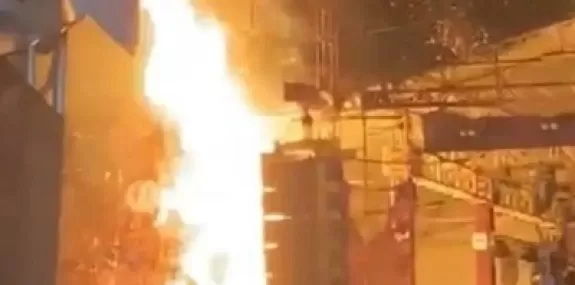 Veja o exato momento em que palco pega fogo durant