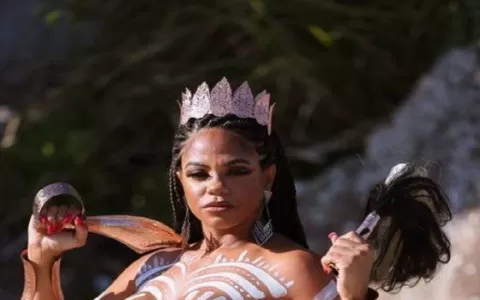 Rainha de Escola de Samba posa nua com o corpo pin