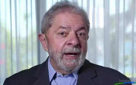 Ex-presidente Lula concede entrevista a emissora d