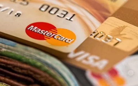 Juros anuais do cartão de crédito chegam a até 875