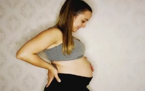 Caso raro: mulher grávida tem uma bebê viva e outr