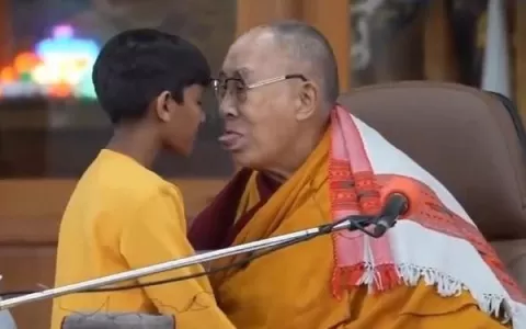 Dalai Lama beija menino na boca e pede: Você pode 