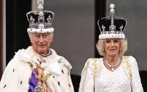 Rei Charles III é coroado em cerimônia apática e s