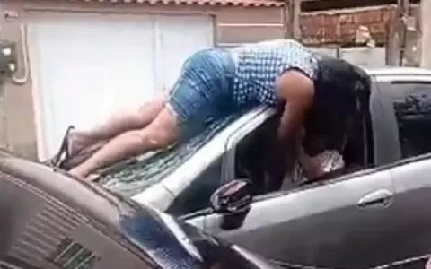 Mulher sobe no capô de carro após flagrar marido c