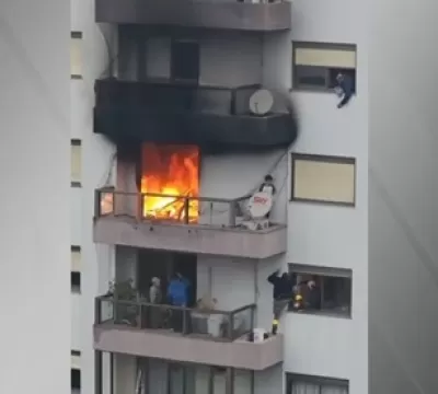 VÍDEO. Criança é resgatada de apartamento em chama