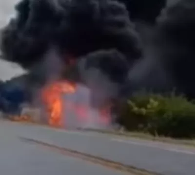 ACIDENTE GRAVE: Caminhões pegam fogo após colisão 
