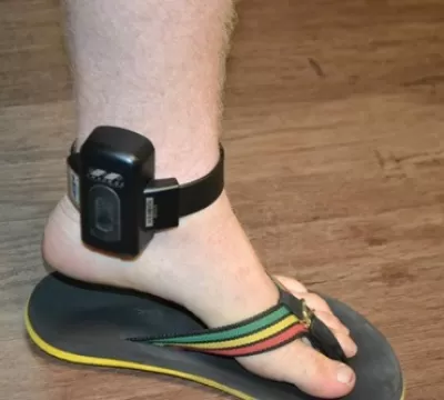 PELAS COSTAS: De tornozeleira eletrônica, mlher é 