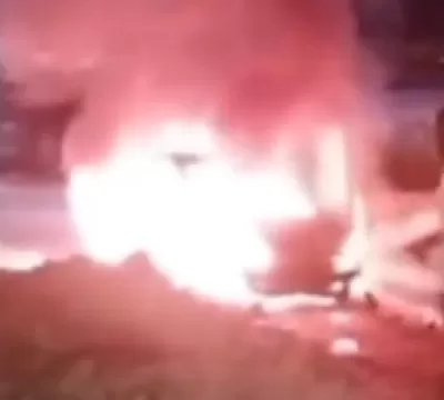 TRAGÉDIA: Destruido pelo fogo, veículo estava esta