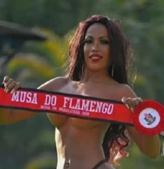 Musa do Flamengo posa com lingerie transparente pa
