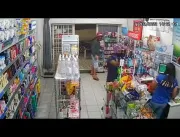 VÍDEO: Dupla invade farmácia, rende funcionárias e