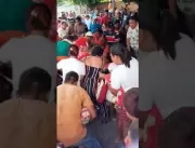 Vídeo mostra entrega de cestas básicas sendo dispu
