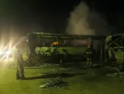 Vídeo mostra ônibus escolares pegando fogo em páti