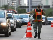Sete PMs são presos por parar veículos em falsa bl