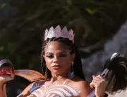 Rainha de Escola de Samba posa nua com o corpo pin
