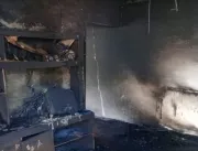 Bandidos trancam menina e bebê em quarto e incende
