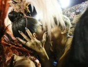 Atrizes globais se beijam durante desfile da Grand