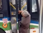 Vídeo: idoso é agredido a chutes por motorista e i