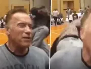 Vídeo: Arnold Schwarzenegger é acertado com chute 
