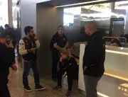 Sertanejo e banda ficam presos em aeroporto após s