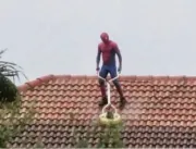 Homem-Aranha é flagrado lavando telhado de casa e 