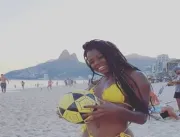 Atacante da Seleção feminina curte férias no Rio e