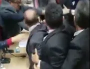 Vídeo: Estuprador, Já foi preso: vereadores saem no tapa em plenário durante sessão 