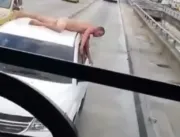 Homem tenta perdão ao subir pelado no carro da mul