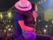 VÍDEO: Mulher casada que beijou cantor no palco qu