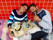 Cão de moradores de rua viraliza ao dormir com chu
