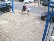Vídeo mostra pai e filhos sendo atropelados por ba