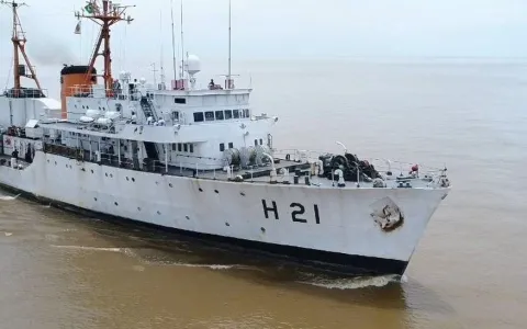 Navio da Marinha fica aberto para visitação no Por