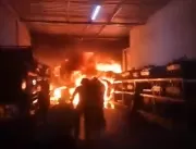 Incêndio atinge galpão de fábrica de descartáveis 