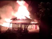 Mãe tranca três filhos em casa e ateia fogo no imó