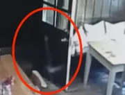 Vídeo assustador mostra fantasma entrando em lanch